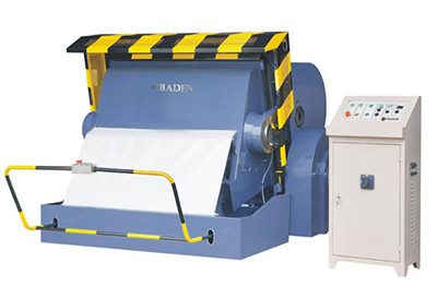 Machine à découper manuelle et à dénuder les vieux papiers