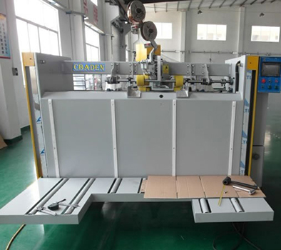 Agrafeuse semi automatique pour boîtes