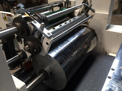 Machine de fabrication de boîte à fenêtre à alimentation double