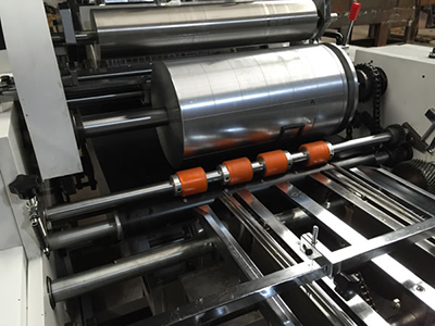 Machine de fabrication de boîte à fenêtre à alimentation double