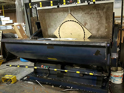 Machine d'estampage et de découpe