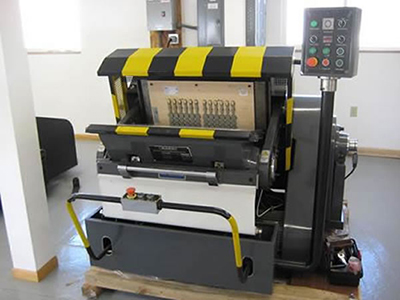 Machine d'estampage et de découpe