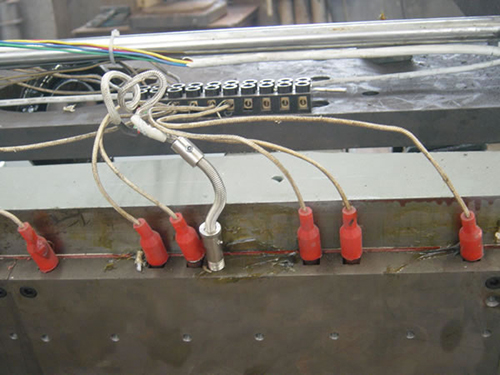 Machine de découpe et de dorure