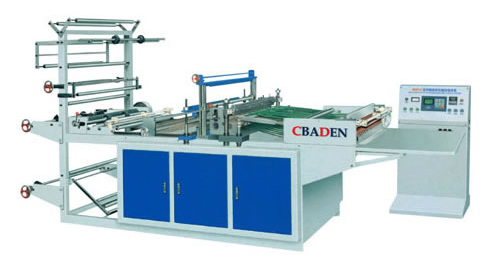 Machine de fabrication, découpe et fermeture à chaud de sacs en plastique